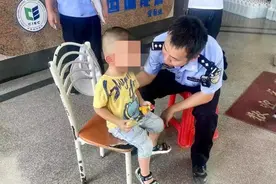 2岁孩童贪玩走失，民警暖心助其团圆图片