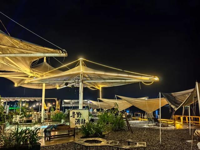 从夕阳西沉到夜幕降临，海风正把防城港这些沙滩酒吧的故事吹向你~