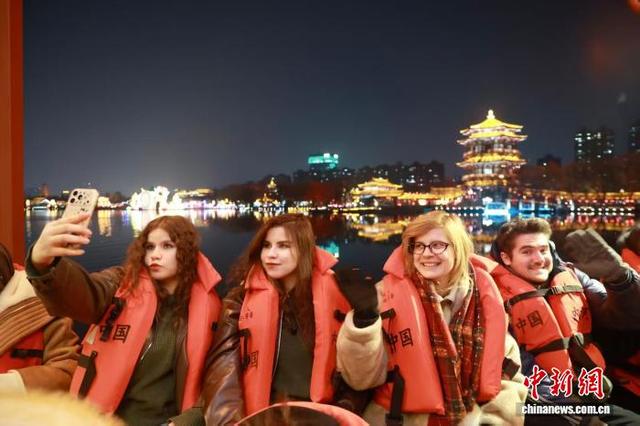 外籍友人“走读”西安 在诗灯中感受盛唐气象