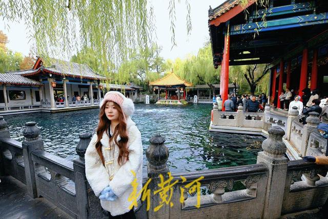 泉城最低温跌破0℃ 游客寒风中赏“趵突腾空”胜景