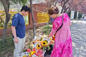 小伙高考完来中考考点摆摊卖花：“主要是想增加社会经验”图片