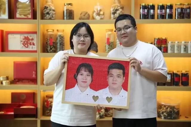 广东95后夫妻酷似双胞胎，被网友建议测DNA，妻子：相亲认识，做过婚检，婚后越长越像
