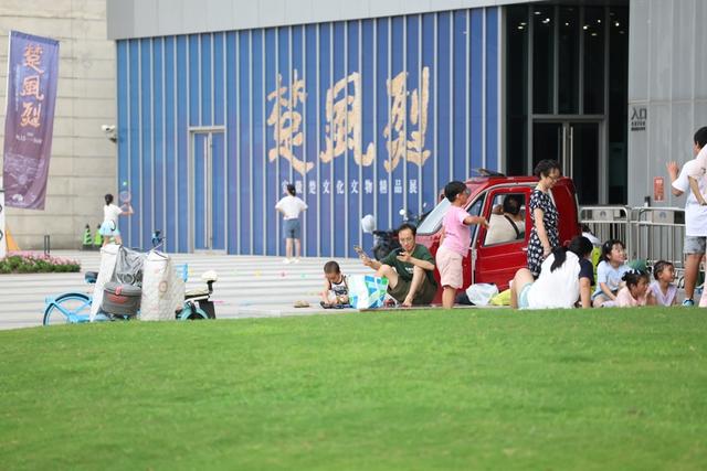 场面｜立秋非入秋，酷暑依旧，太阳落山公园绿地迎来消暑的人群