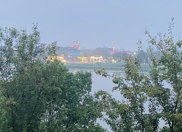 节日家门悠闲游 “红”桥秋水荡轻舟