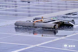 光伏板清洗机器人上线 助力杭州绿色能源发展图片