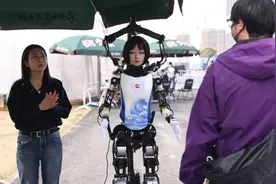 人形机器人如何跑？为何要穿运动鞋？揭秘这场“人机”马拉松背后故事——图片