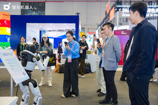 智元机器人进博会跳非遗“手狮舞”，“灵创” 内容创作平台首次开放公众体验