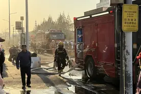 今天下午周家嘴路一居民家发生火灾图片