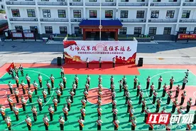 “告别礼”也是“冲锋号” 武警官兵欢送退役战友光荣返乡图片
