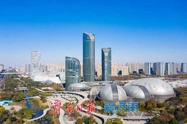 一年四季 泉在济南丨初冬晴空映衬，山东省会大剧院展现建筑之美