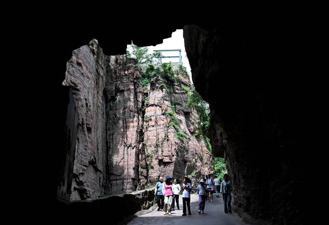 河南辉县：太行深处绝壁峡谷引游客