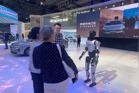 跳舞、互动比心……上海车展最靓“销售”上线！智元机器人远征A2能说会道引爆全场｜2025上海车展图片