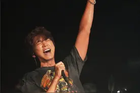 2025苏见信「尽兴而活」巡回演唱会·上海首站收官 万人清唱震撼出圈图片