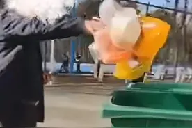 高校餐饮公司被曝抢走学生外卖扔掉，画面曝光！校方称将整改图片