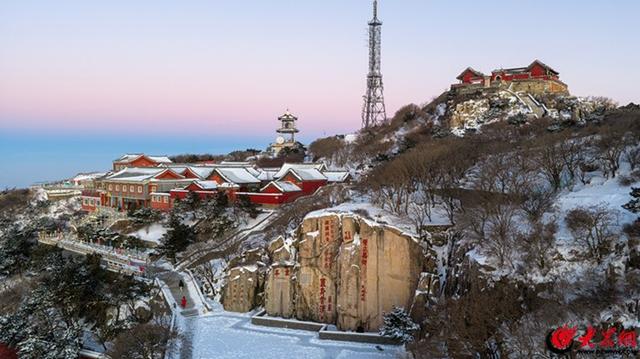 泰山冬日初雪 漫山银白如画
