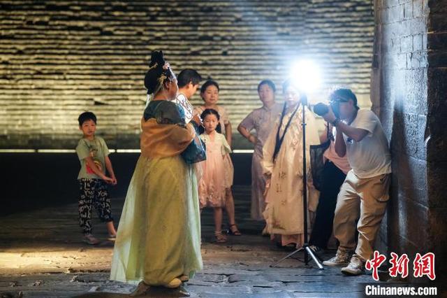 湖北荆州：古城夜游人气旺