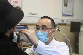 喝水就像吞刀片一样！女子每天一杯咖啡把自己喝进了医院图片