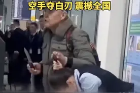 哈萨克斯坦机场有人持刀劫持人质，51岁拳击冠军主动顶替人质并徒手夺刀，获总统嘉奖图片