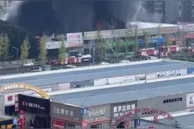 成都双流华剑路一库房突发火灾 消防：正在全力处置图片