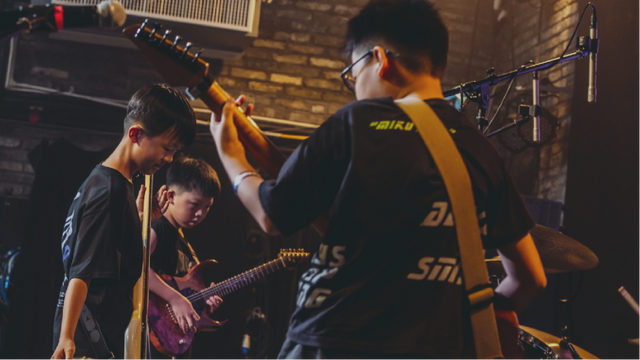 烟花 航模 文创集市……英德青年草地音乐节来袭！