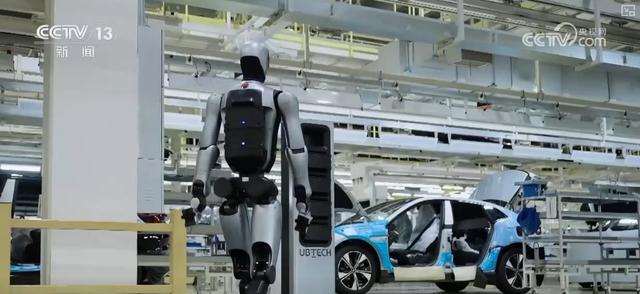 撸猫、喂养、夹豆腐，不在话下！人形机器人应用场景遍地开花 催生消费新业态