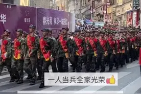 四川巴中举行新兵入伍欢送仪式，警车开道 锣鼓喧天，群众欢送的队伍一眼望不到头图片