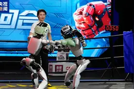 全球首个人形机器人“格斗赛”，精彩！毫秒级响应“拳拳到肉”，5秒翻身站立图片