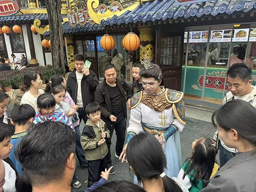 “踏入这条街，你已是江湖中人”，2000个NPC在景区演绎别样人生｜华夏双节观察