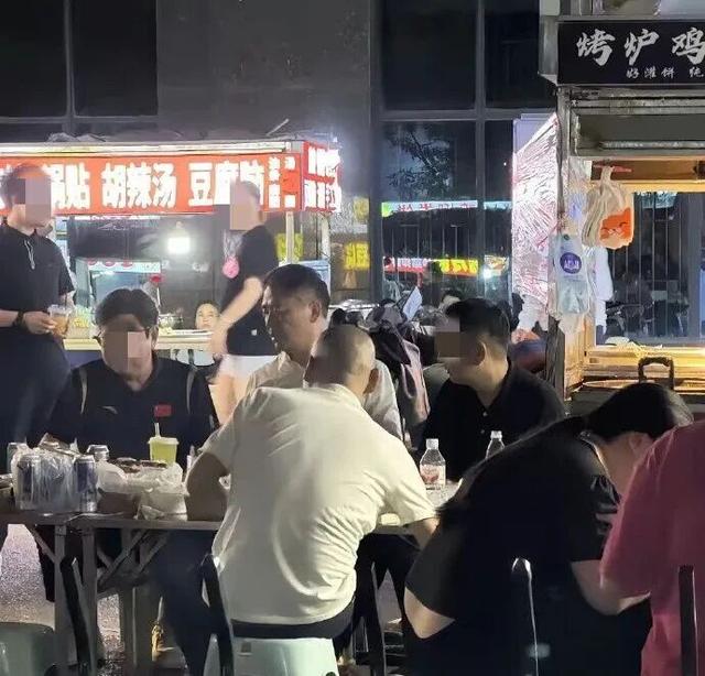 刘强东现身苏超支持宿迁队，拿着啤酒手舞足蹈，球迷称他开心得像个孩子，此前曾逛夜市和老乡喝酒，“一口一个兄弟们”