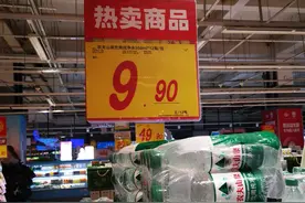 瓶装水单瓶跌破7毛，娃哈哈半年来在京东超市销量增长4倍图片
