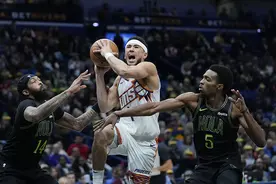 NBA｜布克无所不能 三节狂砍52分光芒掩盖杜兰特图片