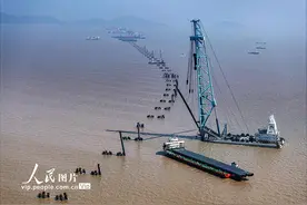 浙江舟山：“巨龙”出水图片