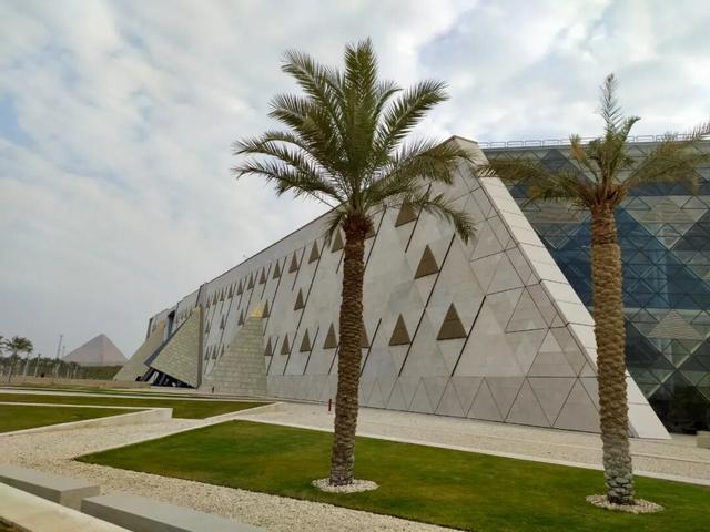 金字塔脚下的光与电