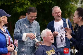 怡黎园里，法国友人练起了八段锦图片