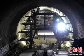 西安至延安高铁全线隧道贯通图片