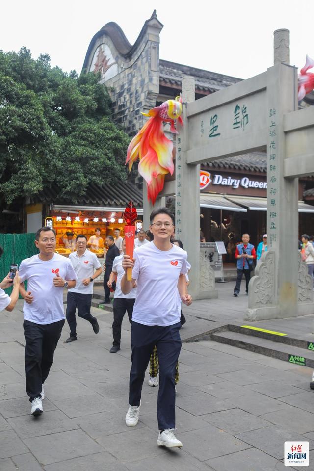 武侯祠红墙红叶火炬接力 光雾山红叶传递持续升温