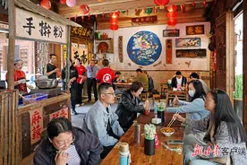 【甘快看】一碗麻辣烫 带火了“汤”和“粉”图片