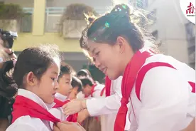 亚运会冠军为我系红领巾！东风东路小学迎来精彩入队“第一课”图片