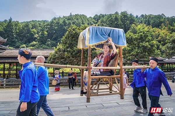 跟着网友游岩脚侗寨：在拦门酒与侗琵琶声里，触摸最鲜活的非遗之美