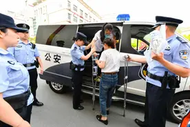 湖北襄阳保康一高考生腿部骨折 民警开警车上门接考图片