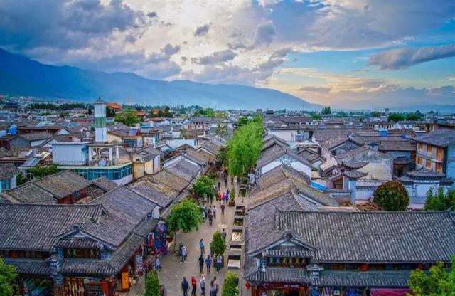 《中国日报》头版与二版聚焦云南：从“旅游目的地”到“第二故乡”，“有一种叫云南的生活”引发全球共鸣