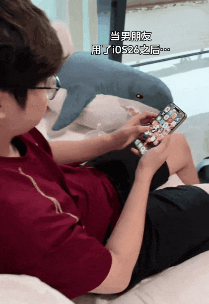 抢到iPhone17的年轻人，学会用舌头给爱豆点赞了