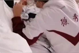 “妹妹哭都很好看” 13岁哥哥见到刚出生妹妹，紧张得手脚无处安放……图片