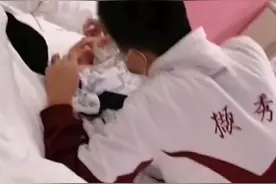 “妹妹哭都很好看” 13岁哥哥见到刚出生妹妹，紧张得手脚无处安放……图片