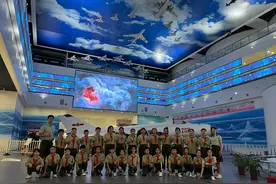行走的国防专题思政课，育新小学组织队员参观湖南省航空馆图片