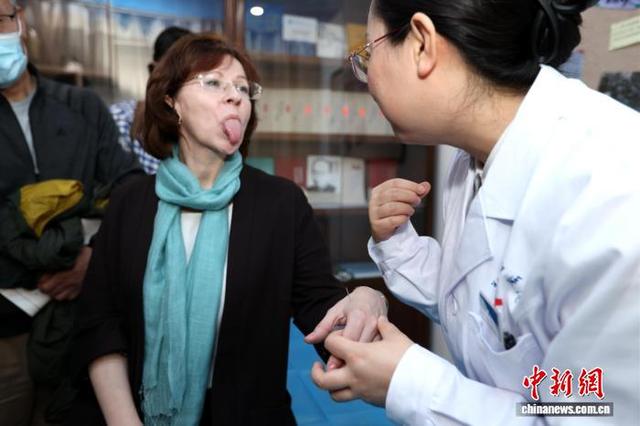 外国医学专家学者郑州感受中医绝技与智慧科技