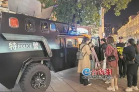 过把“警察瘾” 坐装甲车夜巡  厦门市公安局举行2025年“110宣传日”活动图片