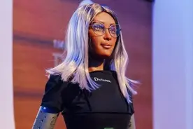 波兰公司任命人工智能机器人为CEO：24小时待命图片