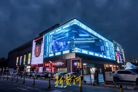 “飞碟飞出来了！”裸眼3D “齐鲁第一屏”闪耀济南夜经济图片
