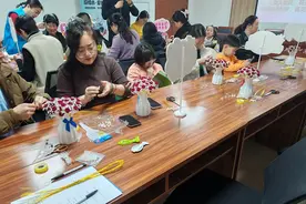 滕州龙泉街道和谐社区新时代文明实践站开展“一路生花 绽放芳华”妇女节花艺活动图片